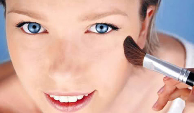 Uzak durun! -  - Allık işlemini her zaman en sona bırakın. Makyaj tonlarınızı daha net anlar; ona göre hareket edersiniz.