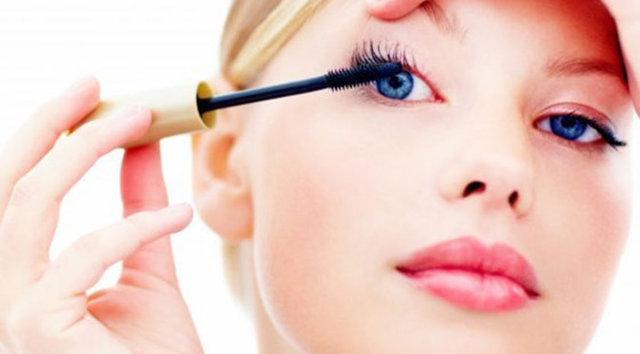 Rimel sürmeye üst kirpiklerinizden başlarsanız, alt tarafa sürerken, göz çevresine bulaştırmış olacaksınız.