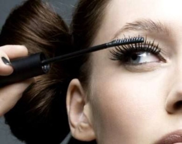 İkinci basamak: Eğer çok fazla rimel sürdüyseniz, kirpiklere bir kat daha rimel geçin. Fırçayı yan tutun ve fazlalıkları kirpiklerinizden alın.