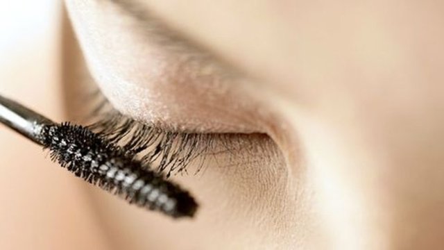 3- Çirkin rimel -   - Yapılmaması gereken: Kirpikleri taramak için rimelin kurumasını beklemeyin. Hızlı davranın.