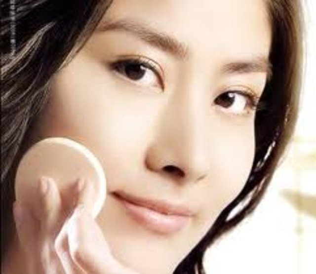 Nasıl düzeltilir? -  - Birinci basamak: Yüz nemlendirici spreylerden alın ve suratınıza eşit miktarda sıkın. Cildinizin emmesini bekleyin.