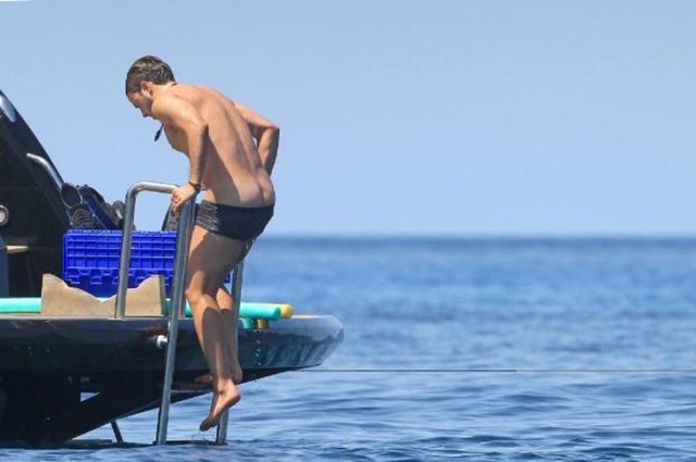 Denizden çıktığı sırada şortunun düşmesiyle foto muhabirlerine malzeme olan futbolcu objektiflerden kaçamadı. Sevgilisiyle oldukça romantik bir tatil geçiren Götze, finalde attığı gol sonrasında en çok aranılan isimlerden biri olmayı başardı.