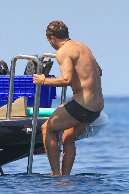 Kız arkadaşı Ann Kathrin Brommel ile tatilini Ibiza'da sürdüren Götze, denize girdiği sırada şortunun azizliğine uğradı.