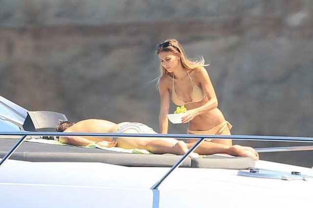 Arjantin'e karşı attığı golle Almanya'ya Dünya Kupası'nı kazandıran Mario Götze, tatiline devam ediyor.