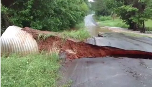 Bir adam tarafından kaydedilen görüntülerde, drenaj borularının yolu 2 parçaya ayrıldığı görünüyor.