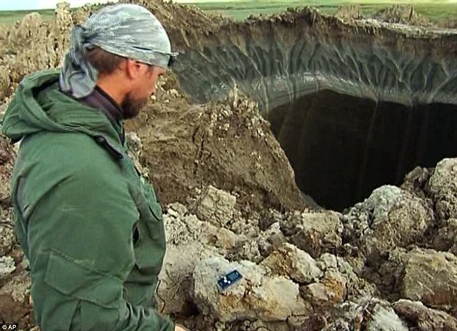 Yaklaşık 80 metre derinliğe sahip olduğu sanılan dev deliğin internete düşen fotoğrafları tüm dünyayı şoke etmişti.