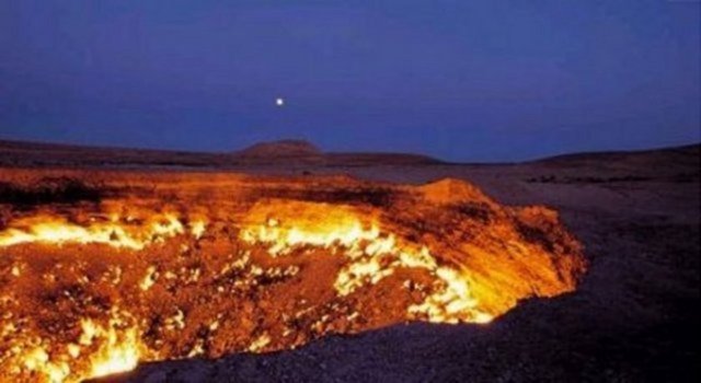 Doğalgaz aramaları esnasında meydana gelen kazalar sonucu oluşan bu tür yanar kraterlerden ülkenin diğer bölgelerinde de bulunuyor. Güney Yolöten doğalgaz sahasında yaklaşık beş sene önce meydana gelen kazadan sonra alevler kilometrelerce öteden görülebiliyordu.