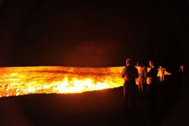 "Cehennem Kapısı" olarak bilinen doğalgaz krateri, 43 yıldır gece gündüz, alev alev yanıyor.