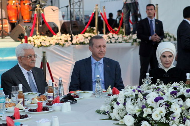 İftarda Filistin Devlet Başkanı Mahmud Abbas, Başbakan Erdoğan'ın eşi Emine Erdoğan, AK Parti Genel Başkan Yardımcısı Numan Kurtulmuş, AK Parti İzmir Milletvekili ve Genel Başkan Başdanışmanı Binali Yıldırım...