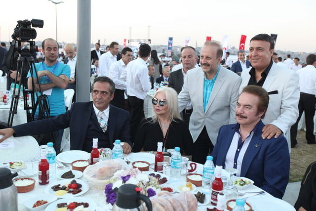 Sanatçılar Orhan Gencebay, Bülent Ersoy, Murat Göğebakan, Yavuz Bingöl, Zeki Alasya, Serkan Çağrı, Işın Karaca, Berdan Mardini, Cengiz Kurtoğlu, Alişan, Ece Erken, Soner Sarıkabadayı...