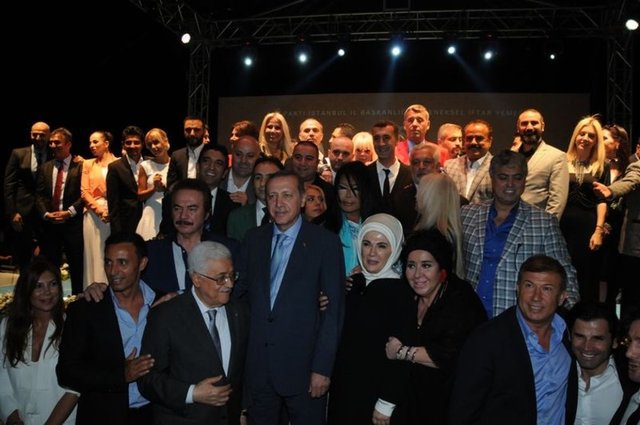 Başbakan Erdoğan, iftar sonrası yemeğe katılan sanatçılar, sporcular ve radyo programcıları ile fotoğraf çektirdi.