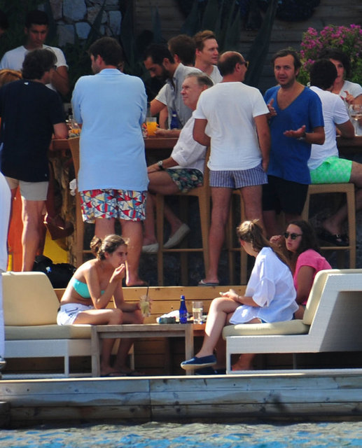 Devleti dolandırmasına rağmen rahat tavırlarıyla dikkat çeken Aksoy, yanında kız arkadaşlarıyla Maça Kızı Beach'teki partide soğuk içeceğini yudumlayarak DJ'in çaldığı şarkılara eşlik etti.