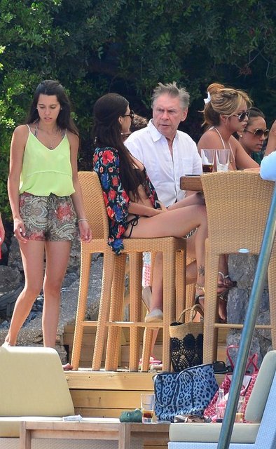 Boyunca kızı olan Erol Aksoy, gündüz katıldığı beach partide genç bir hanımla sohbet etti.