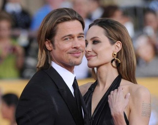 Sevgilisi Angelina Jolie'nin de bu yüzden isyan ettiği iddialar arasında. Hatta dergiye göre Jolie, Pitt'e bir 'çoban köpeği" gibi koktuğunu söylüyor