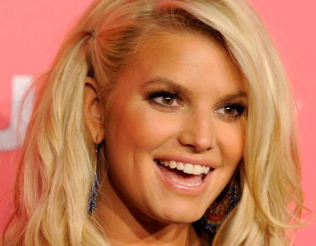 "Dişlerimin kaygan olmasından hoşlanmıyorum" diyen Simpson, fırça yerine tişörtüyle dişlerini ovarak temizliyor.