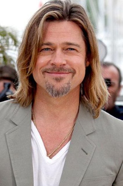 Bunun yanısıra Inglorious Bastards filmindeki rol arkadaşı Eli Roth'a bazen duş alamadığı için hiç endişelenmediğini ıslak bir havluyla koltuk altlarını temizlediğini söylemiş.