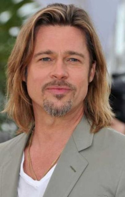 National Enquirer dergisinin iddiasına göre Pitt, sabun yerine evde hazırlanmış bir karışım kullanmayı tercih ediyor. Su, limon ve elma sirkesinden oluşan bu karışım yüzünden de pek de hoş olmayan bir koku yayıyor çevresine.