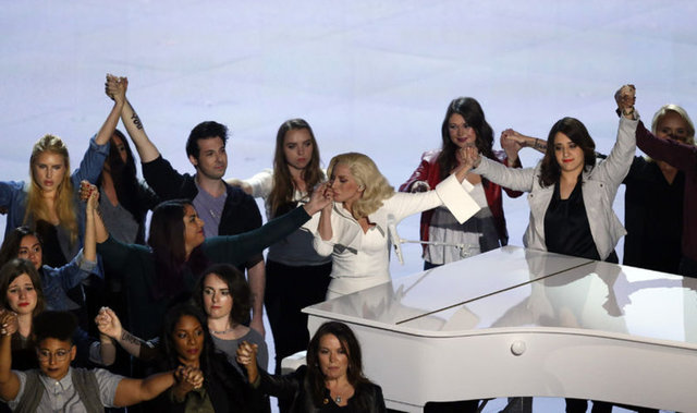 Pazar günü 88'incisi düzenlenen Oscar Ödül Töreni'nin en duygusal anlarından biri, Lady Gaga'nın cinsel tacize uğrayan bir toplulukla birlikte, beyaz piyanosu başında seslendirdiği 'Til It Happens to You (Başına Gelmedikçe Bilemezsin)' şarkısını söylemesi oldu. -  