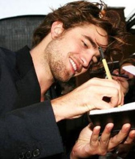 Pattinson, saçları yıkamanın o kadar da gerekli bir şey olmadığını düşündüğünü itiraf etmişti.