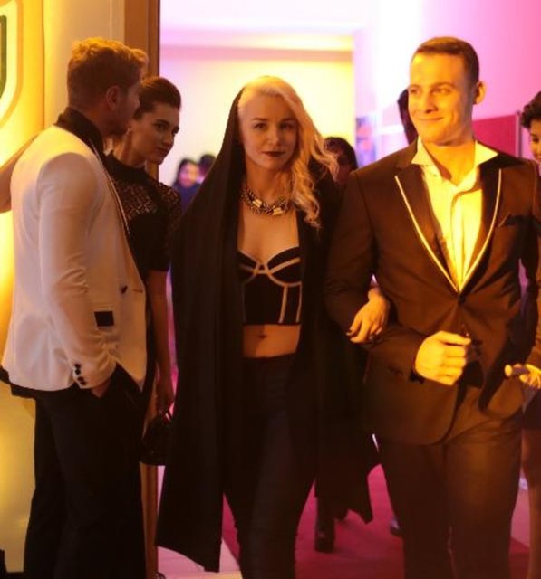 Baloda Zeynep (Hande Doğandemir), Kerem'in (Kerem Bürsin) yanında getireceği kızı merakla beklerken büyük bir sürprizle karşılaşıyor.