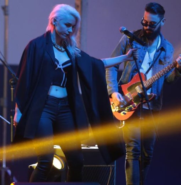 Kerem, baloda Zeynep'in de hayranlık duyduğu Nükleer Başlıklı Kız grubunun çıkmasını sağlıyor.