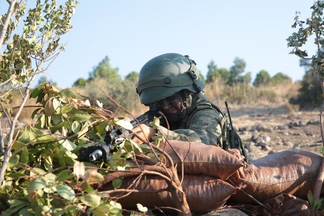 Tatbikata katılan askerlerin, karada ve denizde yaptıkları hareketler, aksiyon filmlerdeki sahneleri geride bıraktı.