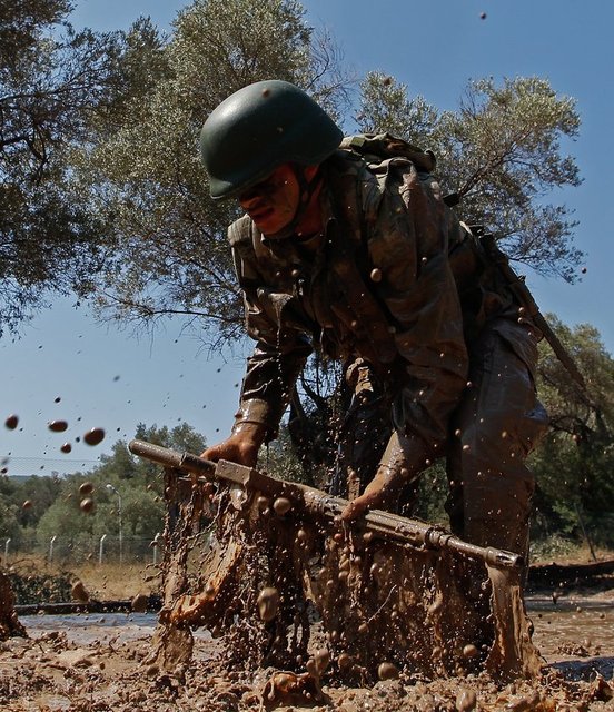 İki takımla oynanan ve boyalı mermi atan silahların kullanıldığı oyunda, savaş taktiklerini geliştiriyorlar. AA