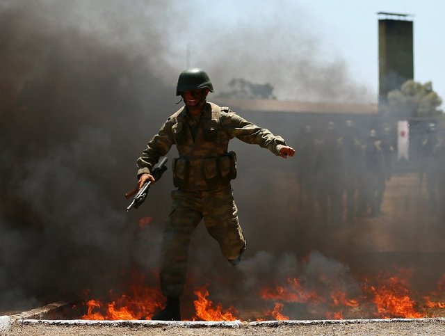 Harbiyelilerin "kutsal yuvada" zorlu eğitimi - Türk Silahlı Kuvvetleri'nin gururu subayları yetiştiren Kara Harp Okulu'nun Menteş Atışlı Tatbikat Bölgesi, Harbiyeli öğrencilerin en zorlu eğitimlerine evsahipliği yapıyor.