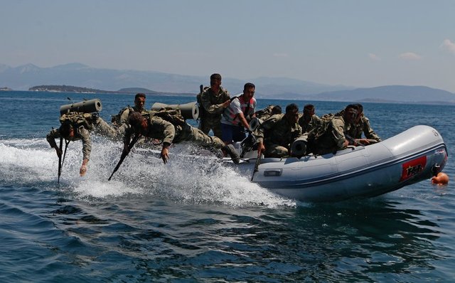 Eğitimler gün geçtikçe zorlaşırken, kampın son günü öğrencilerin de en zor günü oluyor. Her öğrencinin "kutsal yuva" görevini tamamlaması için 8 haftada öğrendiklerini, hava sıcaklığının zaman zaman 40 dereceyi gördüğü bölgede, 40 kilometrelik...