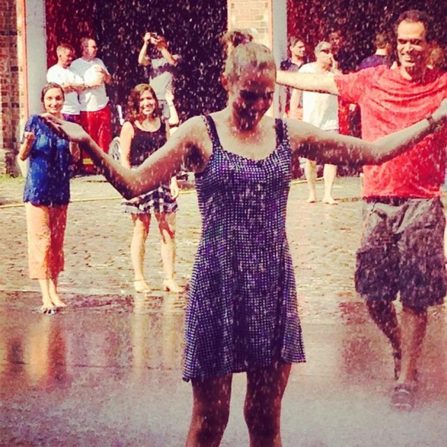 Hava sıcaklığının mevsim normalleri üzerinde seyretmesinden bunalan Berlinliler, itfaiyeye kendilerini serinletmeleri yönünde çağrıda bulundu. Bu çağrıya karşılık Berlin İtfaiyesi, meydanlarda gezenlerin üzerine su sıktı.