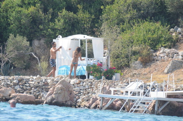 Localarını perdeyle kapatan ikili, uzun uzun sohbet etti.