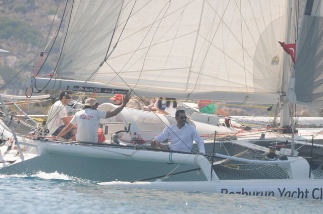 İmirzalıoğlu ve Tüzünataç ilerleyen saatlerde, kalabalık bir grupla birlikte yelkenliyle denize açıldı.