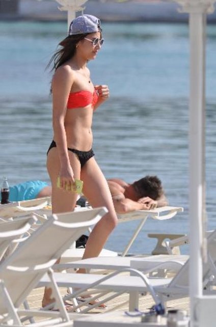 Burak Yılmaz'ın kardeşi Manolya Yılmaz, Çeşme tatiline devam ediyor. -