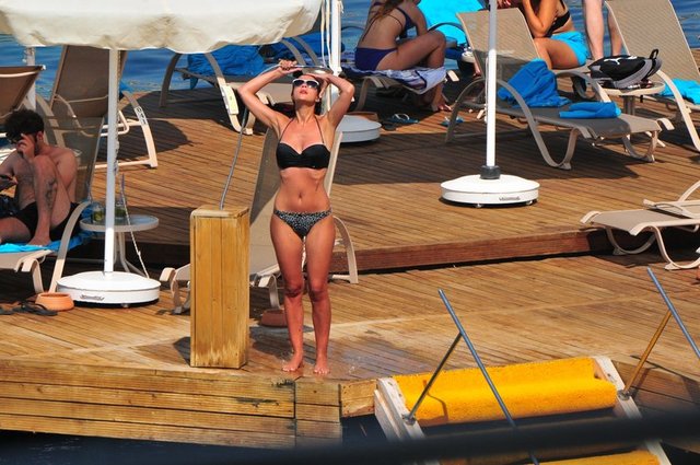 Güzel oyuncu, mankenleri kıskandıran fiziğiyle tüm bakışları üzerinde topladı.