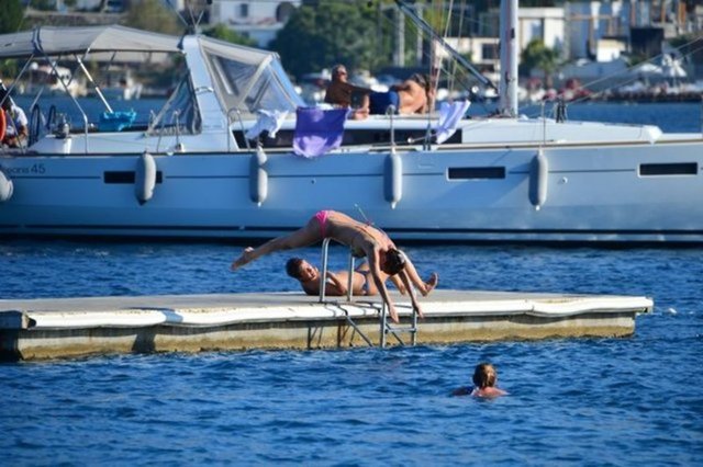 Türkbükü'nde objektiflere takılan şarkıcı, seksi bikinisi ve fit vücuduyla bakışları üzerinde topladı.