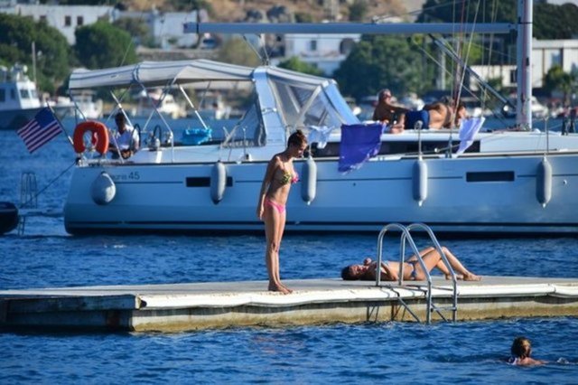 TUĞBA Özerk, Bodrum tatilinin ikinci etabına start verdi.