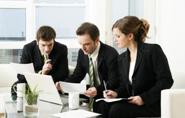 İş arkadaşlarından geri kalma -