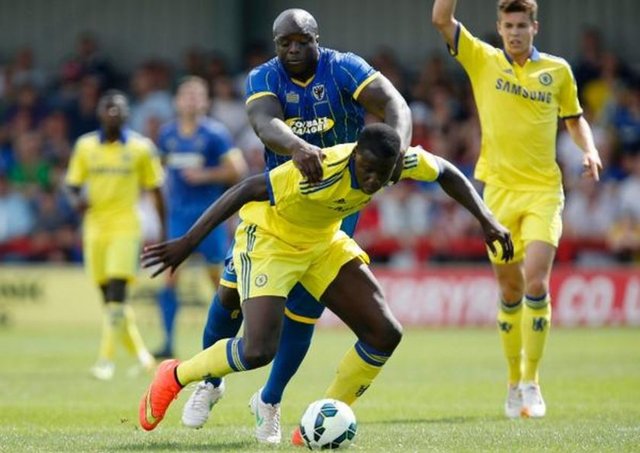 Görüntüsü ve tarzıyla Ada'da 'canavar' lakabıyla tanınan Adebayo Akinfenwa, 1.80 boyuna karşılık 110 kiloluk cüssesiyle dikkat çekiyor. Adebayo Akinfenwa, 175 kilo kaldırabilmesiyle biliniyor.