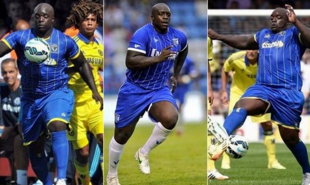 Adebayo Akinfenwa 10 Mayıs 1982 tarihinde Londra'da doğdu. 32 yaşındaki Adebayo Akinfenwa 1,80 boyunda ve 110 kilodur.
