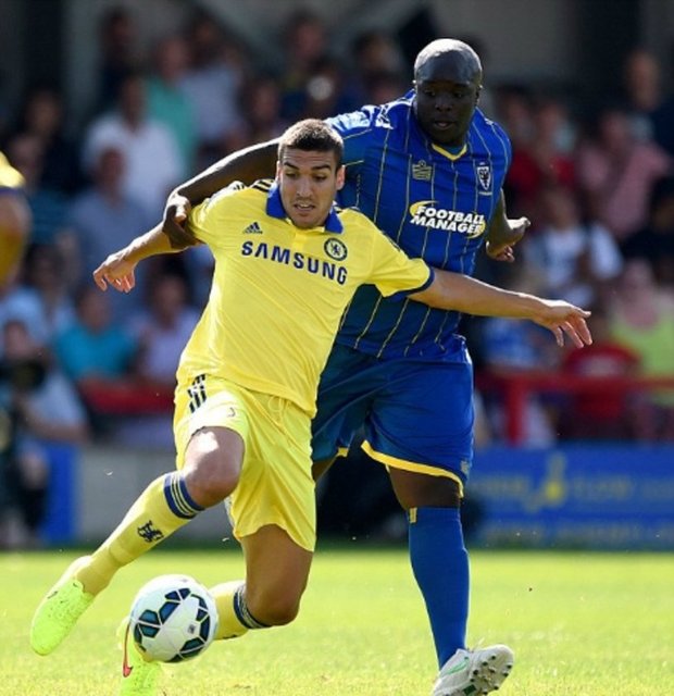 Forvet pozisyonunda oynayan Adebayo Akinfenwa İngiltere'nin AFC Wimbledon takımında forma giyiyor.