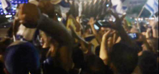 Al Jazeera'nin haberine göre Tel Aviv'de toplanan bir grup, ölen Gazzeli çocuklar için sevinç gösterisi düzenledi.  Grup "Yarın okul olamayacak, çünkü Gazze'de çocuk olmayacak" diye bağırdı.