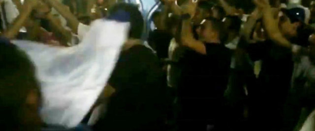 Her ikisini de "terörist" olarak tanımlayan grup ayrıca Tibi'nin çocuklarını da öldürmekle tehdit etti, "Bilmeni istiyorum ki bir sonraki çocuk seninki olacak" diye tezahürat yaptı.