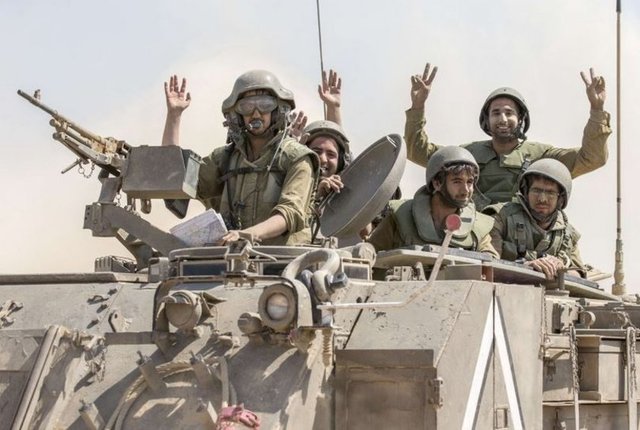 Aşırı sağcılarla askerler dans ederek, Gazze'deki "zaferlerini" kutlamıştı