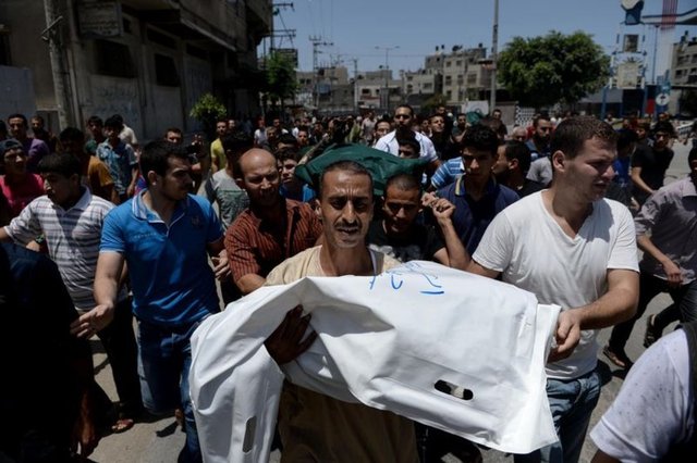 İsrail'in saldırıların devam ettiği 24 günde yaşamını yitiren 1000'den fazla kişi arasında 200'den fazla çocuk bulunuyor. Saldırılarda okul, çocuk parkı, plaj ve hastaneler de  hedef alındı.