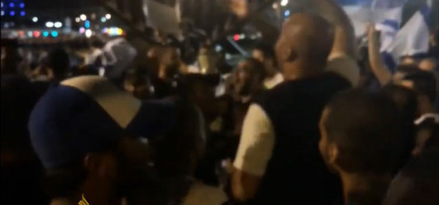 Grup "Araplardan nefret ediyorum" ve "Gazze bir mezarlıktır" diye de bağırdı.