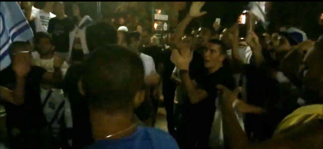 Gazze'de bir aya yakın süredir devam eden İsrail bombardımanında bini aşkın Filistinli yaşamını yitirdi. Yüzlerce çocuğun yaşamını yitirmesi ise Tel Aviv sokaklarında sevinçle karşılandı!