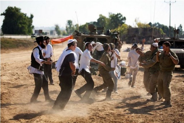Katliamın yapıldığı saatlerde sınırdaki aşırı sağcı İsrailliler ve İsrailli askerler "katliam kutlaması" yapıyordu.