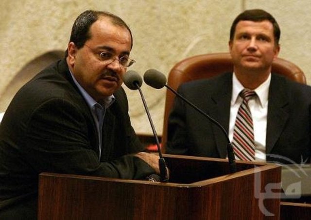 Kalabalığın hedefinde İsrail Parlamentosu'nda yer alan Arap milletvekilleri Ahmet Tibi ve Hanin Zubi de vardı.