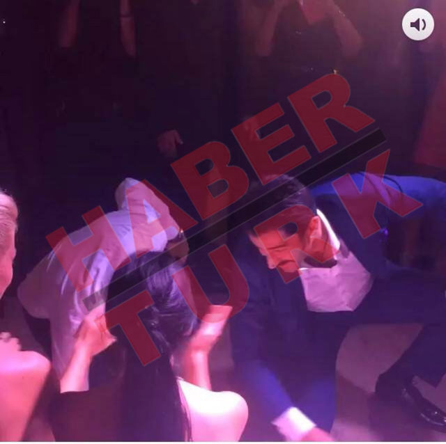 Neslişah Alkoçlar ile Engin Altan Düzyatan'ın düğün fotoğrafları, bugün - bütün magazin medyasının manşetlerini süsledi.