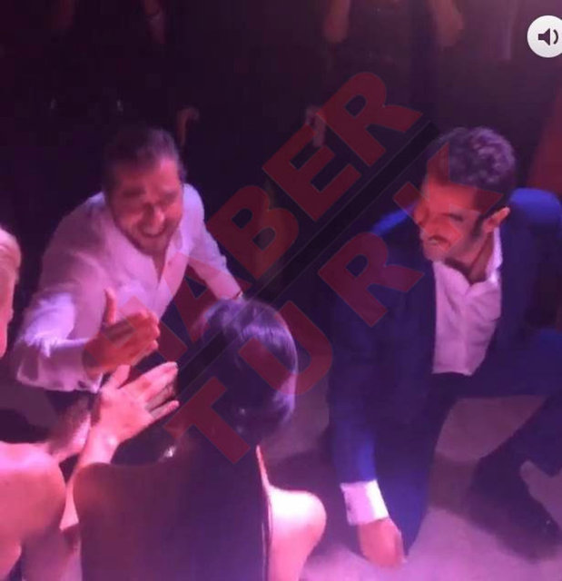 Davetlilerin ve çiçeği burnunda çiftin çılgınlar gibi - eğlendiği düğünde gecenin sürprizi ise damat Engin Altan Düzyatan ile Kenan - İmirzalıoğlu'nun davetlilere sergilediği zeybek şovuydu.